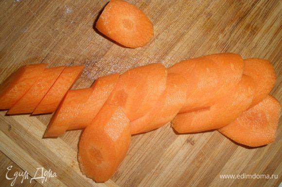 Морковь очистить и нарезать наискосок ломтиками толщиной около 5 мм.