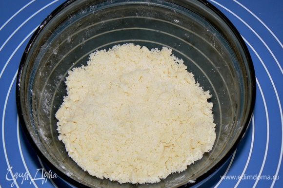 Приготовить штрейзель: муку, сахар и 15 гр холодного масла смешать перетереть в крошку.