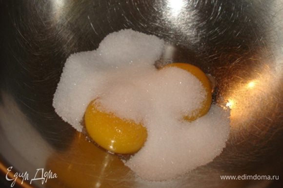 Отдельно растереть желтки с сахаром,влить в желтки молоко.