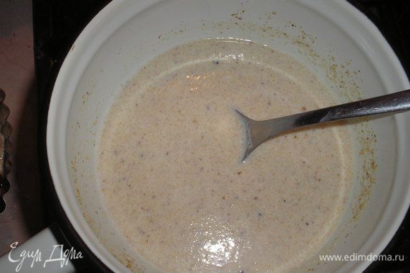 Готовим крем: 250 мл молока закипятить, добавить мелко молотые грецкие орехи и 2-3минуты проварить.