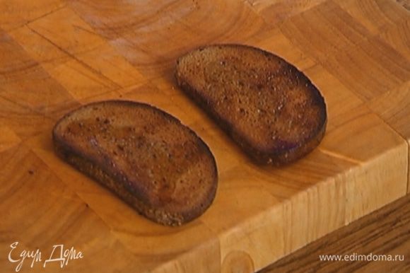 Хлеб подсушить в тостере и сбрызнуть оливковым маслом.