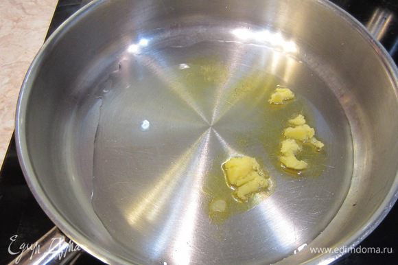 Растопите гхи на сковороде. Можете добавить немного растительного масла.