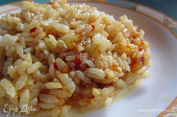 Пример блюда. Отваренный рис, слегка приправленный соевым соусом и 1 ч. л. чатни из абрикосового джема.