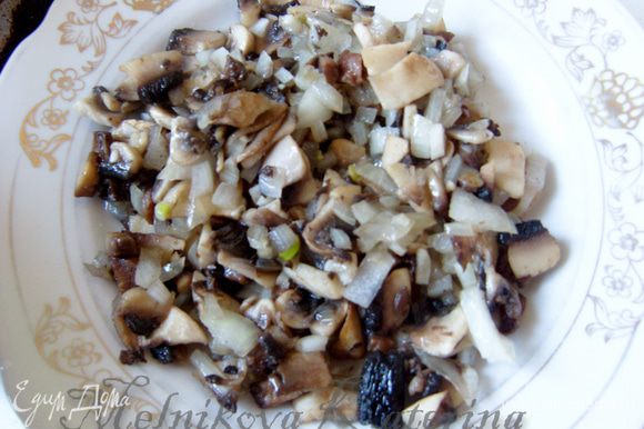 Обжарить 5-7 минут лук с грибами на сковороде. Добавить соль, перец, чеснок. Снять с огня, добавить орехи и перемешать.