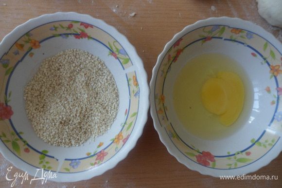 В отдельной тарелочке взбиваем яйцо и добавляем воду. В другую тарелку высыпаем кунжут