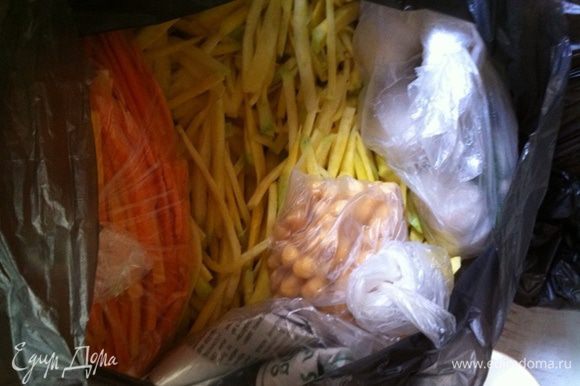 В этом пакете специи, горох, уже нарезанная морковь. Также нам понадобиться очистить и нарезать полукольцами лук и снять верхнюю шелуху с головок чеснока.
