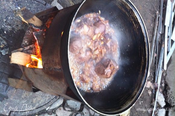 Далее обжарить мясо и лук, затем добавить кинзу и горох.