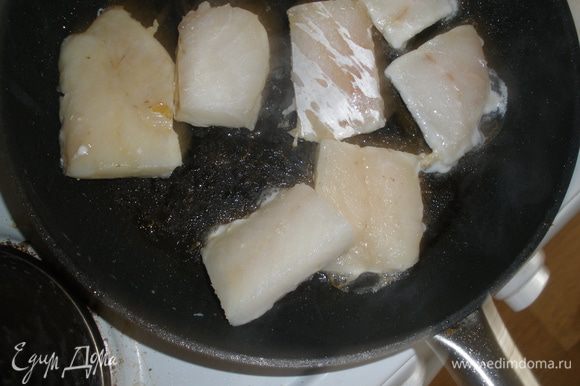 Овощи залить крутым кипятком и дать им постоять. Тем временем обжарить на оливковом масле рыбу с обеих сторон примерно по 1-2 минуты.