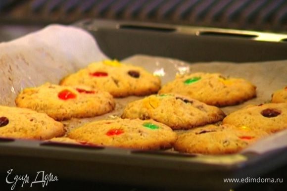 Поставить печенье в разогретую духовку на 10–12 минут.