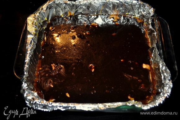 В микроволновой посуде растопить шоколадные чипсы в микроволновке на 2 или 2 1/2 мин. пока они полностью не растопятся. Вылить поверх карамельного слоя. Дать остыть и прикрыв поставить в холодильник на 3 часа.