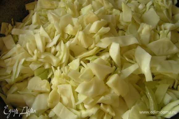 Нашинковать капусту, тушить в большой сковороде на растительном масле до мягкости, присолить,