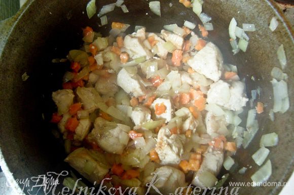 Добавить лук и морковь к мясу, тушить 10-15 минут.