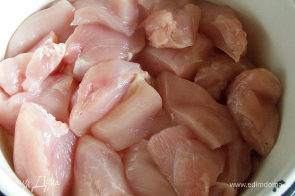 Каждое филе от куриных грудок нарежем на пять частей.