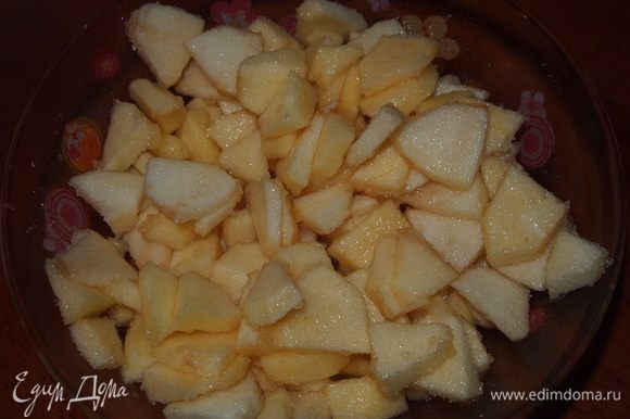 Начинка: Яблоки очистить от кужуры и сердцевины. Тонко порезать, посыпать половиной песка и перемешать.