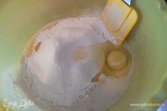 просеиваем муку частями(всю муку сразу не добавляйте), оставшийся сахар, яйцо, соль,