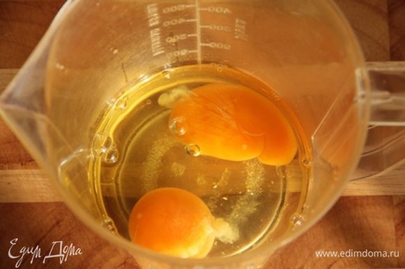 Яйца взбить вместе с растительным маслом (5 минут). Добавить погашенную лимонным соком соду. Размешать. Добавить щепотку соли, корицу, мускатный орех, имбирь. Тщательно взбить.