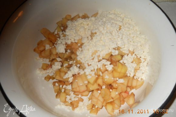 Вариант 1: Классическая рисовая шарлотка с яблоками