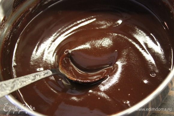 ГЛАЗУРЬ - поставить на водяную баню поломанный шоколад и сливки, и довести при помешивании до однородности консистенции.