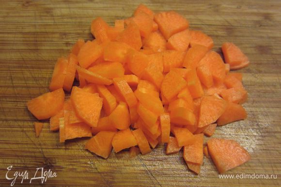 Нарежьте морковь как хотите. Лучше, если вы натрете морковь на терке.
