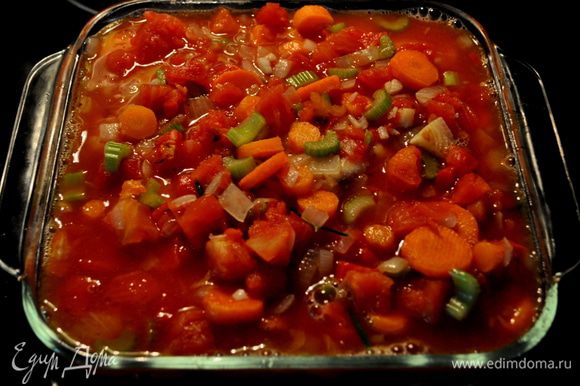 В жаропрочную посуду выкладываем кусочки курицы,выливаем сверху овощи и ставим в духовку на 45мин.