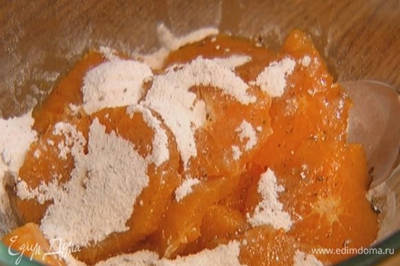Все мандарины почистить, нарезать поперек кружками и присыпать 2 ст. ложками пряной сахарной пудры.