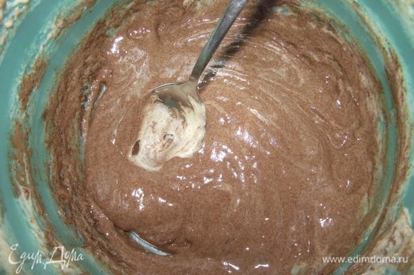 Затем, в тесто добавляем ст.л. какао и наносим коричневые полосы.