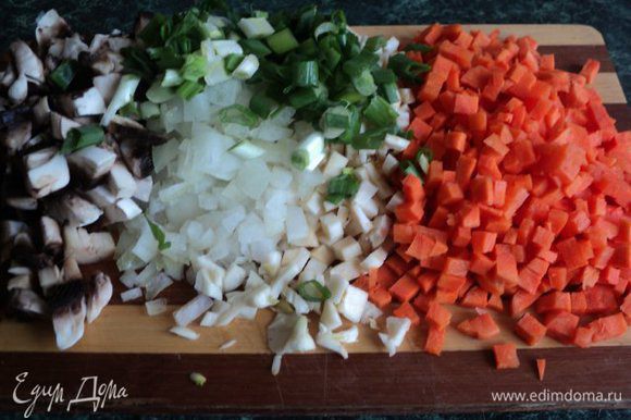 Почистить подготовленную морковь, сельдерей, лук, чеснок, грибы и порезать мелким кубиком.