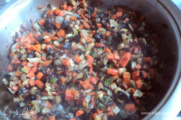 Разогреть на сковороде растительное масло, положить измельченные овощи и грибы, посыпать их тимьяном и, помешивая, тушить 5 мин. Охладить.