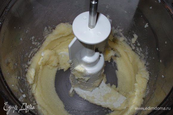 Сахар смешивать с маслом в течение нескольких минут, чтобы масса получилась как можно более воздушной.