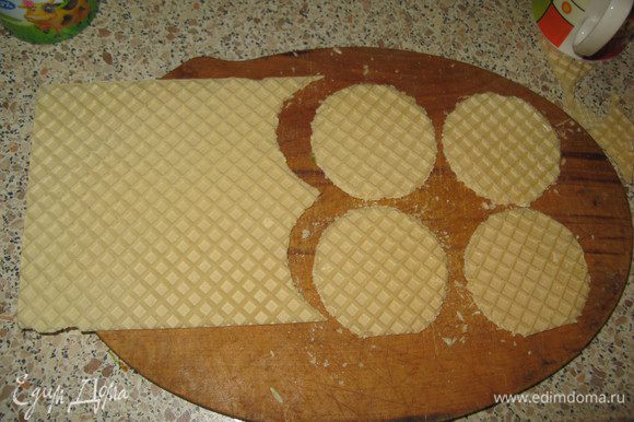 Из вафельных коржей сделать стаканом круги или просто разрезать на квадраты