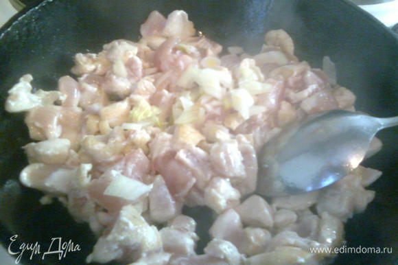 В сковороде разогреть немного оливкогого масла, обжарить на нем курицу до золотистого цвета (10 минут).Добавить к курице мелко порезанный лук.