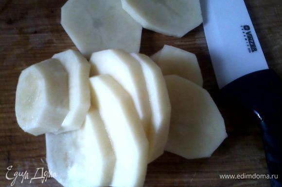 Нарезать картофель кольцами шириной в полсантиметра и немного отварить 3-4 минуты после закипания воды.