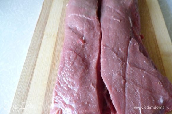 Кусок мяса разрезать книжкой: сначала делаем продольный надрез, но не до конца, оставляем слой толщиной 2-2,5 см. Совет: мясо лучше покупать мраморное, оно нежнее.
