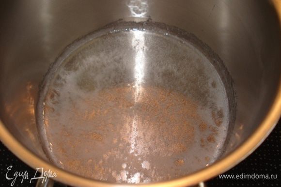 Итальянская меренга для начинки. В кастрюльке нагреть сахар и воду, сироп должен закипеть, сахар — полностью раствориться.