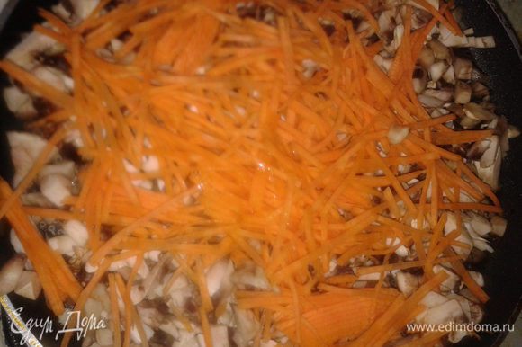 грибы измельчить ,морковь мелко нарезать и обжарить на масле