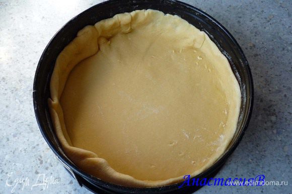 Выложить тесто в смазанную маслом форму (24см), слегка прижать.