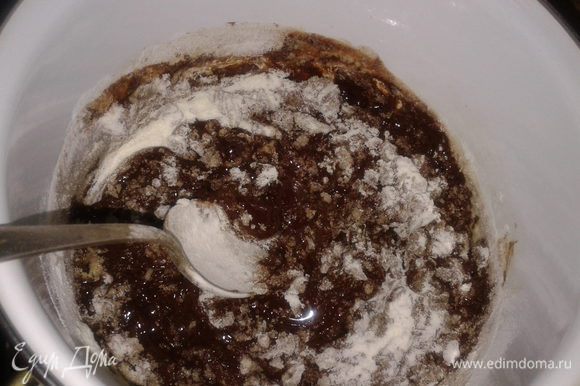 в шоколадно-масляную массу добавить сахар и сухое молоко и тщательно перемешать