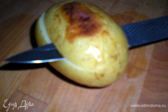 Картошка испеклась.Берём картошину и срезаем с неё шляпку,примерно на 1/3.Аккуратно картофель дико горячий!