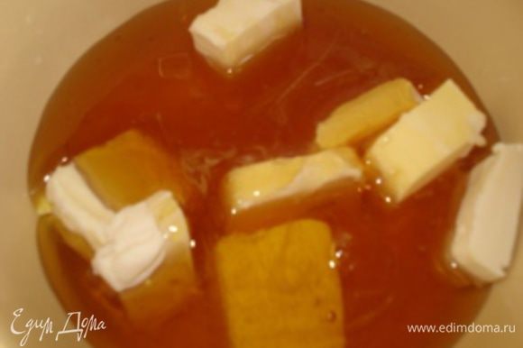 Масло нарезать кусочками, выложить в чашку, добавить мед и на медленном огне растопить масло с медом.