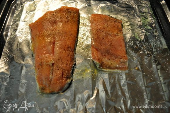 Разморозить рыбу.Подготовить духовку,если нет гриля до 200гр. Посолить филе и поперчить по вкусу. Противень сбрызнуть или смазать слегка маслом или застелить фольгой. Запекать рыбу примерно 5мин.