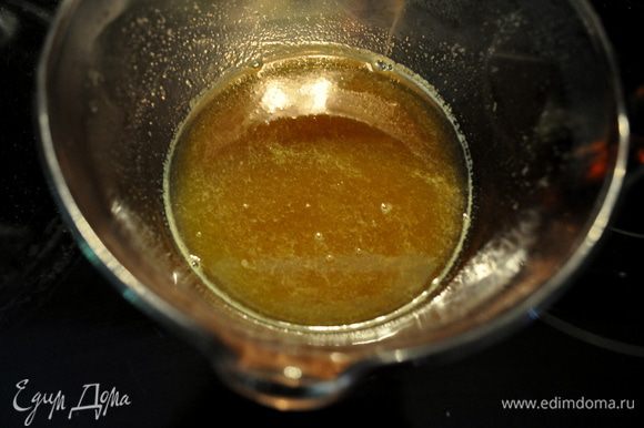 Подготовить глазурь: в небольшой кастрюлю слить кленовый сироп, апельсин.сок и бурбон смешать,поставить на сред. огонь, без крышки на 5мин.варить помешивая.