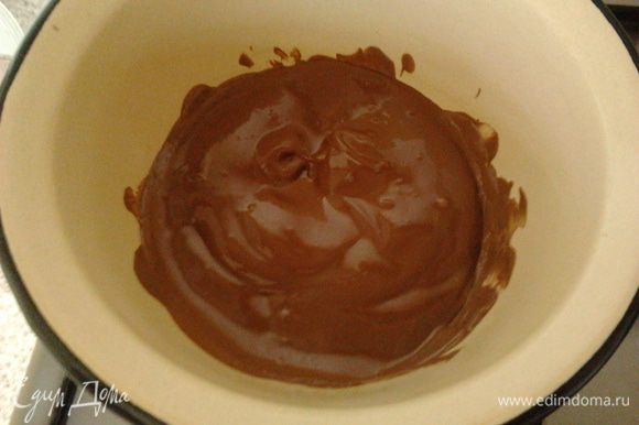молочный шоколад поломать и растопить на водяной бане
