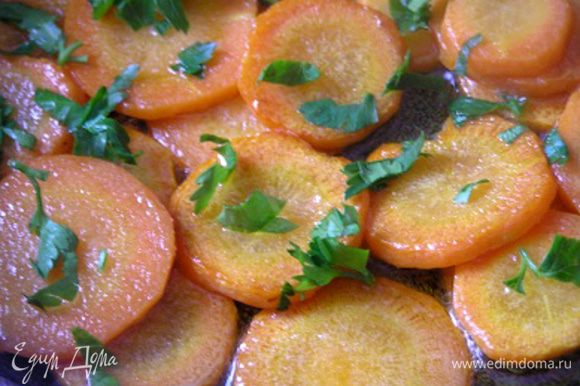 Посыпать морковь петрушкой и перемешать.