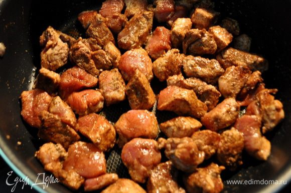 Разогреть сковороду с 1стол.л олив.масла выложить свинину и жарить примерно 3-5мин.на сред. высоком огне.Если у вас не филейная часть свинины,то жарить дольше.Затем выложить ее на тарелку отдельную.