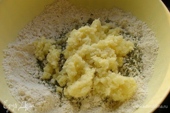 Добавить зелень, соль, отваренный и растолченный картофель. Хорошо перемешать. Кефир добавлять осторожно (мне хватило всего 4 ст.л. кислого молока), - тесто должно быть мягким и не липнуть к рукам.