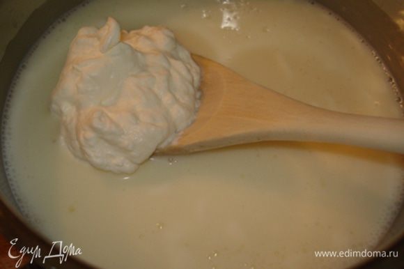 Отдельно взбить сливки и вмешать их в йогуртовую массу.Перелить в форму для террина,накрыть,поставить в холодильник на 3 ч.