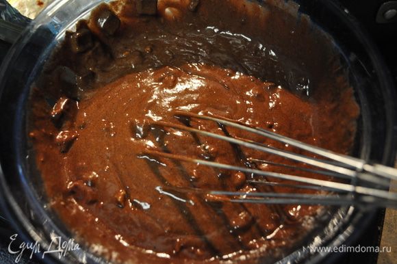 В др.блюде смешать муку,корицу, мускат.орех и соль,добавить шоколадную массу и перемешать слегка.Затем шоколадные чипсы и орехи.Перемешать.