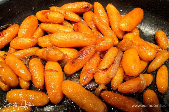 Параллельно с котлетками приготовим гарнир. В магазине мне попалась на глаза чищенная морковка, которая называлась "крошка-моркошка". Но можно взять стандартную морковку и порезать кружочками толщиной 1 см. Отварим морковку 10 минут. Лук порежем полосками и обжарим на оливковом масле. К нему добавим морковку, и тоже поджарим до золотистого цвета. Поперчим, чуть посолим и добавим соевый соус. Потушим 5 минут.