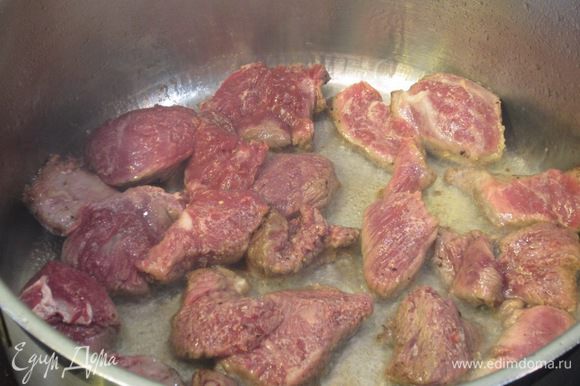Выложите мясо в один слой. Обжарьте его около двух минут.