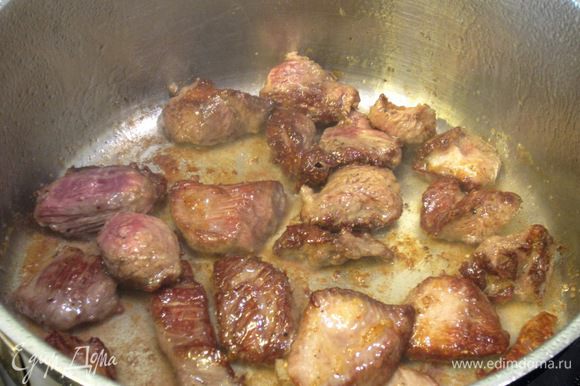 Переверните мясо вилкой и обжарьте с другой стороны еще пару минут.